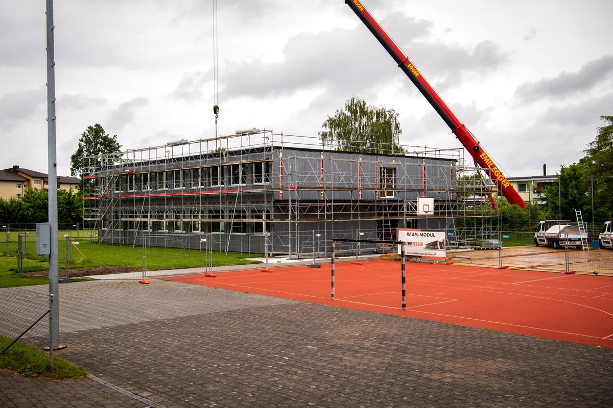 Ein aus Containern erstelltes Schulprovisorium, das sich im Aufbau befindet.